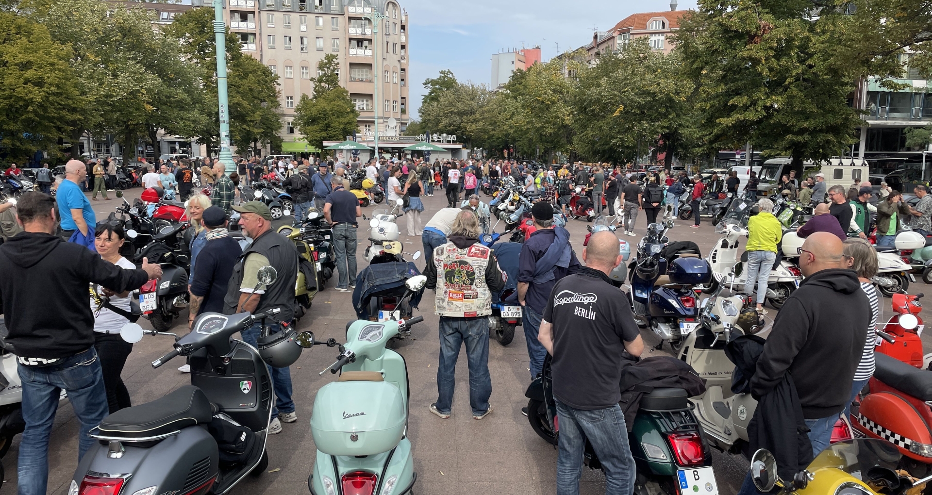der Winterfeldtplatz füllt sich